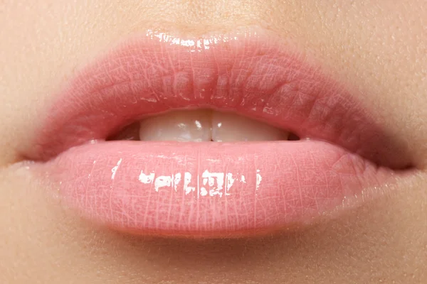 Hermosos labios rosados. Lápiz labial. Maquillaje profesional. —  Fotos de Stock