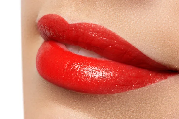 Lábios vermelhos apaixonados, macrofotografia. Lábios vermelhos sexy — Fotografia de Stock