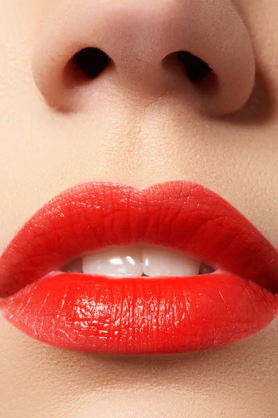 Labios rojos apasionados, macrofotografía. Sexy labios rojos — Foto de Stock