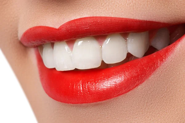 Mujer sonriente, fondo blanco — Foto de Stock