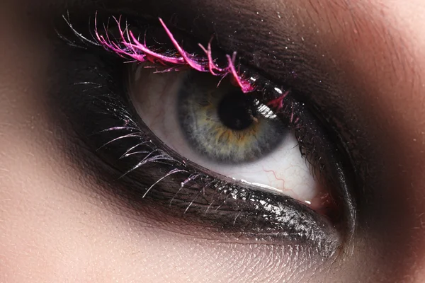 Ojo femenino con maquillaje negro brillante y pestañas largas — Foto de Stock