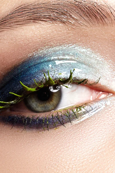 Женский глаз с ярким макияжем и длинными ресницами — стоковое фото