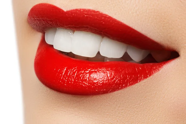 大きな歯を持つ女性笑顔 — ストック写真