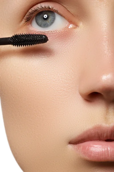 Visagistin trägt Wimpern-Make-up auf. schönes Frauengesicht. Perfektes Make-up — Stockfoto