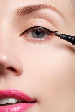 Parlak göz seksi siyah liner makyaj makyaj güzel kadınla. Moda ok şekli. Şık akşam makyaj. Makyaj güzellik güzel kadın yüz fırça göz liner ile