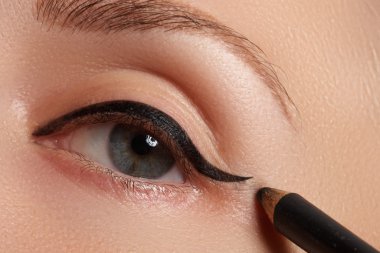 Retro style make-up. Daily makeup detail. Eyeliner. Beautiful eyes