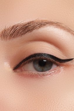 Güzel model göz göz kalemi closeup uygulama