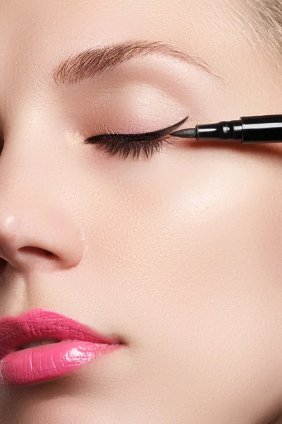 Bella donna con trucco luminoso occhio con sexy fodera nera trucco. Forma della freccia di moda. Trucco chic serale. Trucco bellezza con fodera occhio pennello sul viso bella donna — Foto Stock