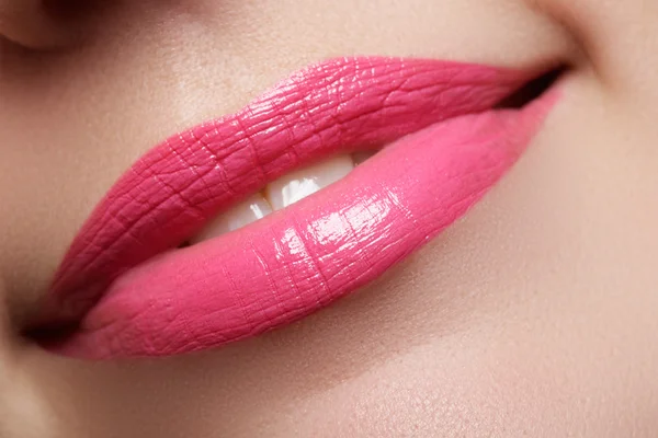 Perfektes Lächeln. schöne volle rosa Lippen und weiße Zähne. rosa Lippenstift. Lippen glänzend. Make-up & Kosmetik — Stockfoto