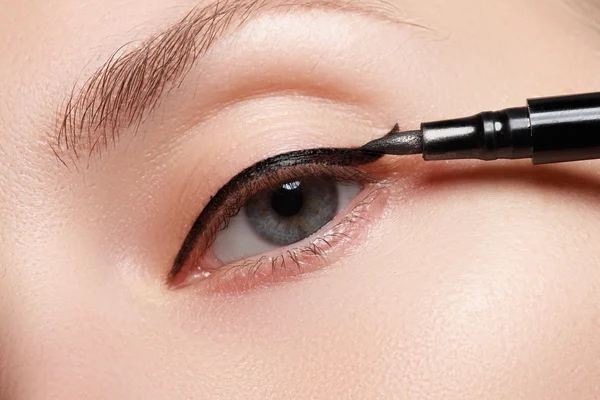 Retro style make-up. Daily makeup detail. Eyeliner. Beautiful eyes — Stock Photo, Image