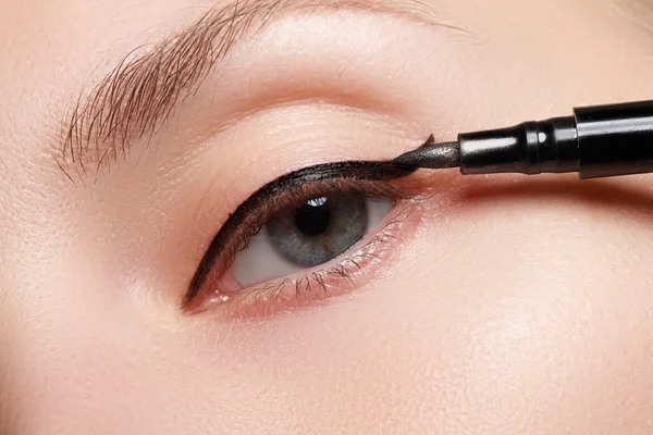 Maquillaje estilo retro. Detalle de maquillaje diario. Delineador de ojos. Hermosos ojos — Foto de Stock