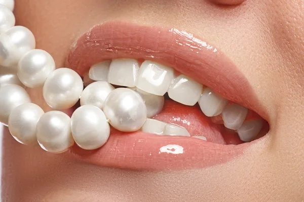 Beautiful smile of young fresh woman with great healthy white teeth and perls — Stock Photo, Image