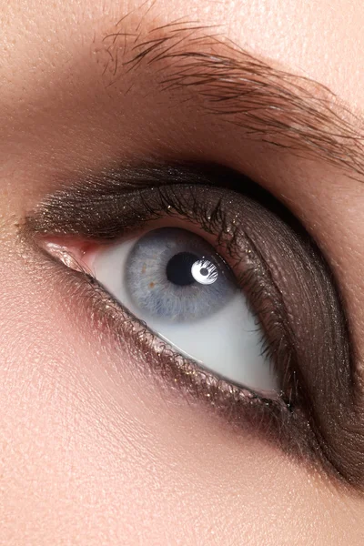 Blauwe vrouwelijke oog met bown rokerige make-up en lange wimpers — Stockfoto