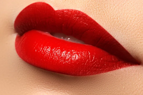 Passionerad röda läppar, makrofotografering — Stockfoto