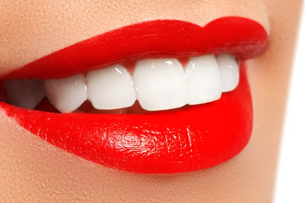 Sonrisa saludable. Blanqueamiento dental. Concepto de cuidado dental. Hermosos labios y dientes blancos —  Fotos de Stock