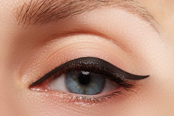 Beauty make-up for blue eyes. Perfect skin, long eyelashes. Classic black arrows makeup. Retro make up. — Stockfoto