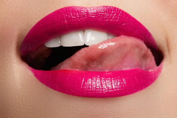 Sorriso perfeito. Lábios cor-de-rosa e dentes brancos . — Fotografia de Stock