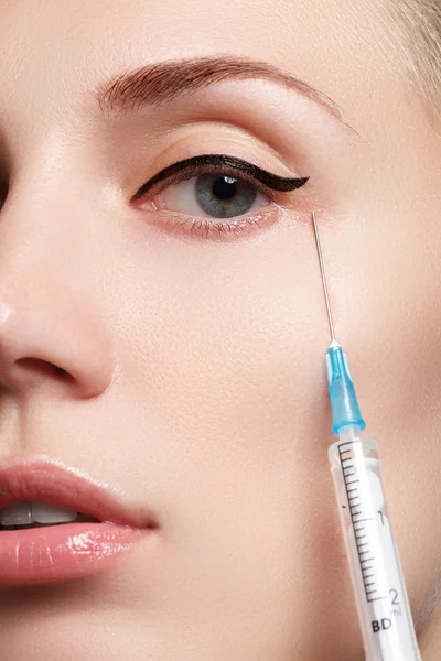 Nahaufnahme der schönen Frau bekommt Injektion. volle Lippen. schönes Gesicht und die Spritze (plastische Chirurgie und kosmetisches Injektionskonzept)). — Stockfoto