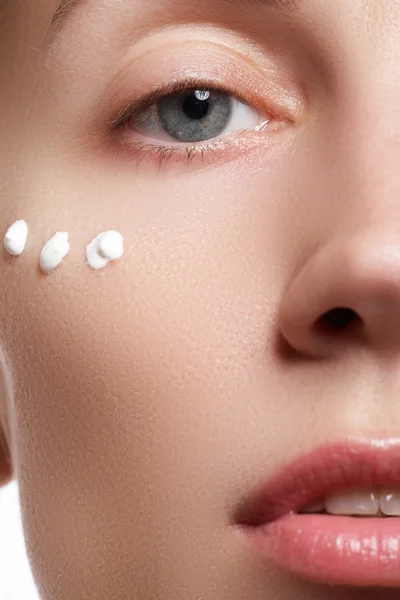 Retrato de feliz sonrisa hermosa mujer joven limpieza de la piel, sobre fondo blanco. Cosméticos y atención sanitaria —  Fotos de Stock