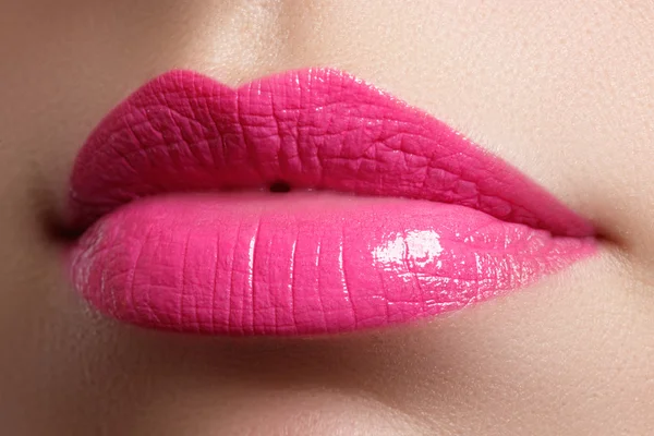 Sexy Frauenlippen. Beauty Lippen Make-up. Schönes Make-up. sinnlich geöffneter Mund. Lippenstift und Lipgloss. natürliche volle Lippen. — Stockfoto