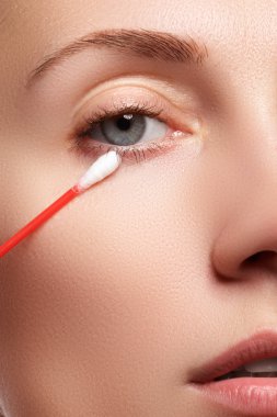 Temiz Cilt yakın çekim güzel genç kadın. Güzel kadın yüz studio beyaz üzerine kapatın. Genç kadın kozmetik krem temiz taze bir yüz. Cilt bakım kavramı