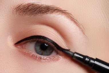 Parlak göz seksi siyah liner makyaj makyaj güzel kadınla. Moda ok şekli. Şık akşam makyaj. Makyaj güzellik güzel kadın yüz fırça göz liner ile