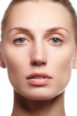 Temiz Cilt yakın çekim güzel genç kadın. Güzel kadın yüz studio beyaz üzerine kapatın. Genç kadın kozmetik krem temiz taze bir yüz. Cilt bakım kavramı