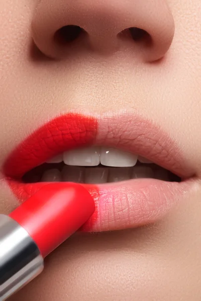 Extrema close-up em modelo aplicando batom vermelho. Maquiagem. Maquiagem retro de moda profissional. Batom vermelho . — Fotografia de Stock