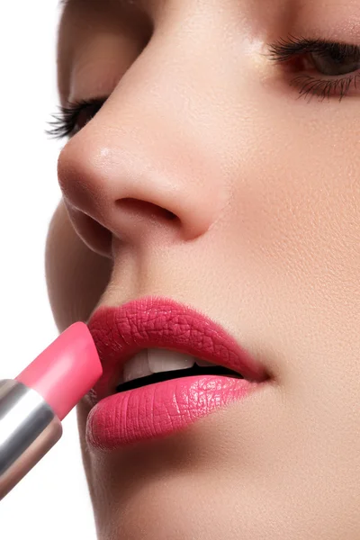 Mujer pintó labios rosados. Maquillaje de labios de belleza. Piel perfecta, labios llenos. Maquillaje retro. Artista de maquillaje profesional aplicando maquillaje de labios sexy. Maquillaje de moda — Foto de Stock