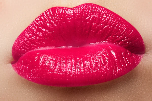 Close-up of a beautiful sexy red lips giving kiss. Nice full lips with pink lips makeup. Fashion make-up. Sexy lips. Beauty pink lips makeup detail. — Stock fotografie