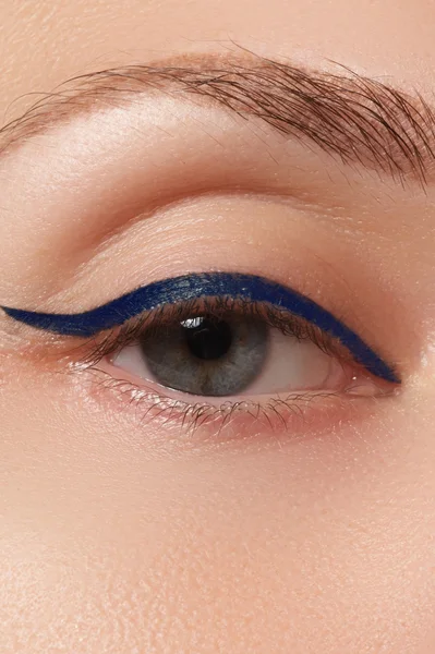 Maquillaje de belleza para ojos azules. Piel perfecta, pestañas largas. Clásico maquillaje flechas azules. Maquillaje retro. Maquillaje delineador — Foto de Stock