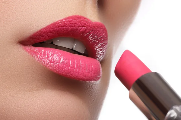 Mujer pintó labios rosados. Maquillaje de labios de belleza. Piel perfecta, labios llenos. Maquillaje retro. Artista de maquillaje profesional aplicando maquillaje de labios sexy. Maquillaje de moda — Foto de Stock