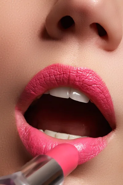 Vrouw geschilderde roze lippen. Beauty lippen make-up. Perfecte huid, volle lippen. Retro make-up. Professionele make-up artiest sexy lippen make-up toe te passen. Mode make-up — Stockfoto