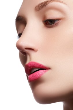 Mükemmel dudaklar. Profesyonel makyaj. Lipgloss. Güzel kız closeup portresi. Beyaz genç kadın model parlak renkli Pembe dudakları ve ruj ile mükemmel temiz cilt makyajla ile