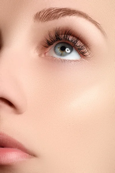 Macro shot del bellissimo occhio della donna con ciglia estremamente lunghe. Vista sexy, aspetto sensuale. Occhio femminile con ciglia lunghe — Foto Stock