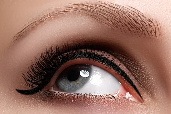 Makro záběr krásného ženského oka s extrémně dlouhými řasami. Sexy pohled, smyslný pohled. Ženské oko s dlouhými řasami — Stock fotografie