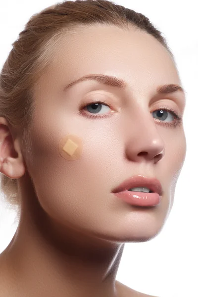 Retrato de cerca de la hermosa cara de pureza de la mujer con maquillaje natural. Lindo modelo con piel limpia y brillante. Hermosa joven con parches limpios o yeso en su piel. Concepto de cuidado de la piel —  Fotos de Stock