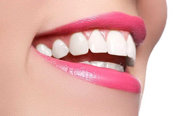 Macro sorriso felice donna con denti bianchi sani, rosa brillante. Trucco labbra. Stomatologia e cura della bellezza. Donna sorridente con grandi denti su sfondo bianco. Sorriso femminile allegro con pelle fresca e chiara — Foto Stock