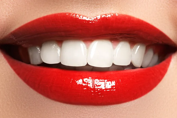 Close up vista retrato de beleza de uma jovem mulher sorriso natural com lábios vermelhos. Detalhe de beleza clássico. Batom vermelho e dentes brancos. Fechar-se de mulher sorrindo com prefeito dentes brancos . — Fotografia de Stock