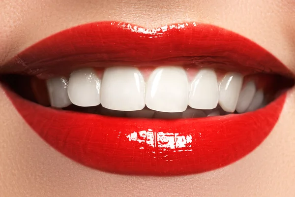 Gros plan beauté portrait vue d'une jeune femme sourire naturel avec des lèvres rouges. Détail beauté classique. Rouge à lèvres rouge et dents blanches. Gros plan de la femme souriant avec des dents blanches préfet . — Photo