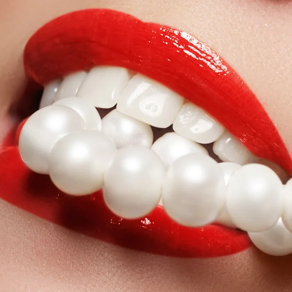 Close up bellezza ritratto vista di una giovane donna sorriso naturale con labbra rosse. Classico dettaglio di bellezza. Rossetto rosso e denti bianchi. Primo piano della donna sorridente con i denti bianchi prefetto . — Foto Stock