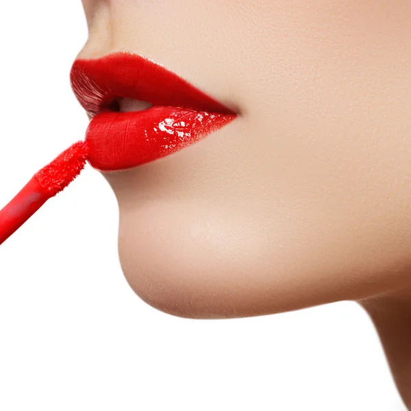 Professional lips make-up. Lipgloss and brush. Lipstick. Beauty girl applying lip gloss. Sexy lips. Beauty red lip makeup detail. Beautiful make-up closeup. Sensual open mouth. Lipstick and Lipgloss. Kiss. — Stockfoto