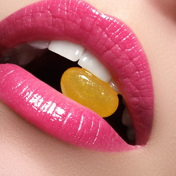 Labios perfectos. Sexy chica boca de cerca. Belleza joven sonrisa. Labios rellenos naturales. Aumento de labios. Detalle de cerca. Labios llenos brillantes . — Foto de Stock