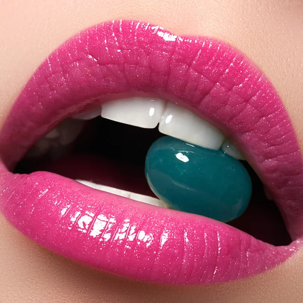 Labios perfectos. Sexy chica boca de cerca. Belleza joven sonrisa. Labios rellenos naturales. Aumento de labios. Detalle de cerca. Labios llenos brillantes . — Foto de Stock