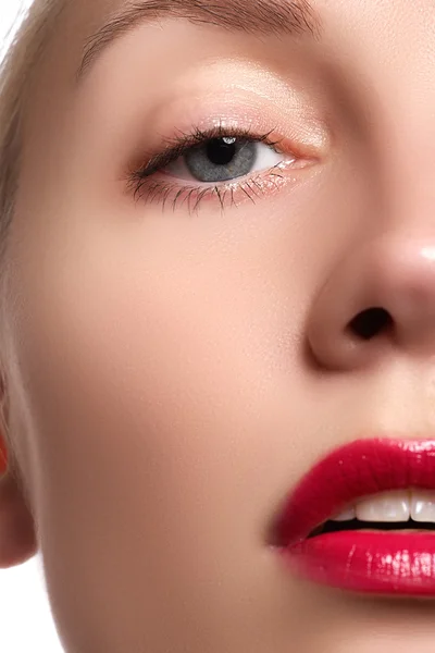 Zbliżenie: usta kobiety z błyszczący makijaż moda jasny czerwony. Makro krwawe lipgloss makijaż. Czerwone usta sexy. Otwarte usta. Manicure i makijażu. Tworzą koncepcję. — Zdjęcie stockowe