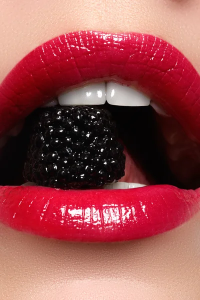 Kadının dudakları parlak moda kırmızı parlak makyaj ile Close-up. Makro kanlı lipgloss makyaj. Kırmızı seksi dudaklar. Açık ağız. Manikür ve makyaj. Kavram olun. — Stok fotoğraf