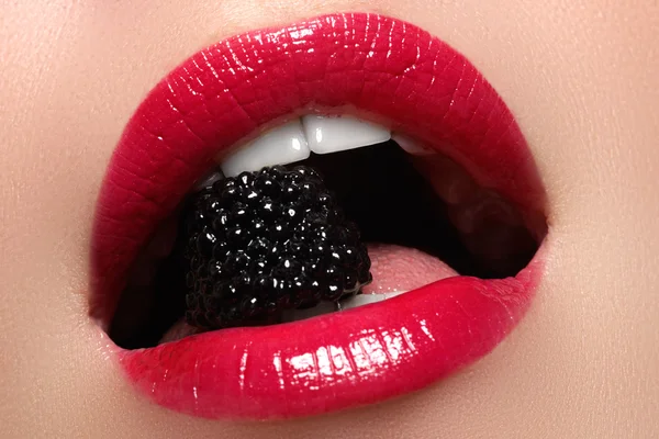 Primer plano de los labios de la mujer con maquillaje brillante rojo de moda. Maquillaje de brillo de labios macro sangriento. Labios rojos sexy. Abre la boca. Manicura y maquillaje. Maquillaje concepto . —  Fotos de Stock