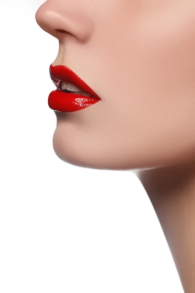 Professional lips make-up. Lipgloss and brush. Lipstick. Beauty girl applying lip gloss. Sexy lips. Beauty red lip makeup. Beautiful make-up closeup. Sensual open mouth. Lipstick and Lipgloss. Kiss. — Stock Photo, Image