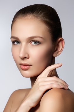 Güzellik Portresi. Güzel Spa Kadını Yüzüne Dokunuyor. Mükemmel Taze Cilt. Saf güzellik mankeni kız. Gençlik ve Deri Bakımı Konsepti