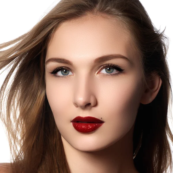 Salud, belleza, bienestar, cuidado del cabello, cosméticos y maquillaje. Hermoso peinado de moda. Modelo de mujer con pelo largo liso brillante y maquillaje retro por la noche. Los labios rojos — Foto de Stock